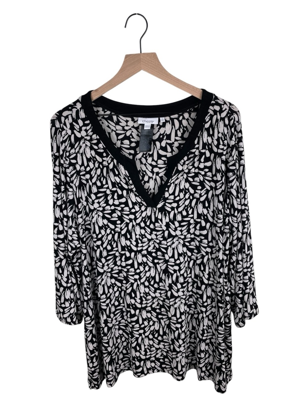 Chico's Black and White Floral V-neck Top Size 4 US XXL Acetate Stretchy Knit